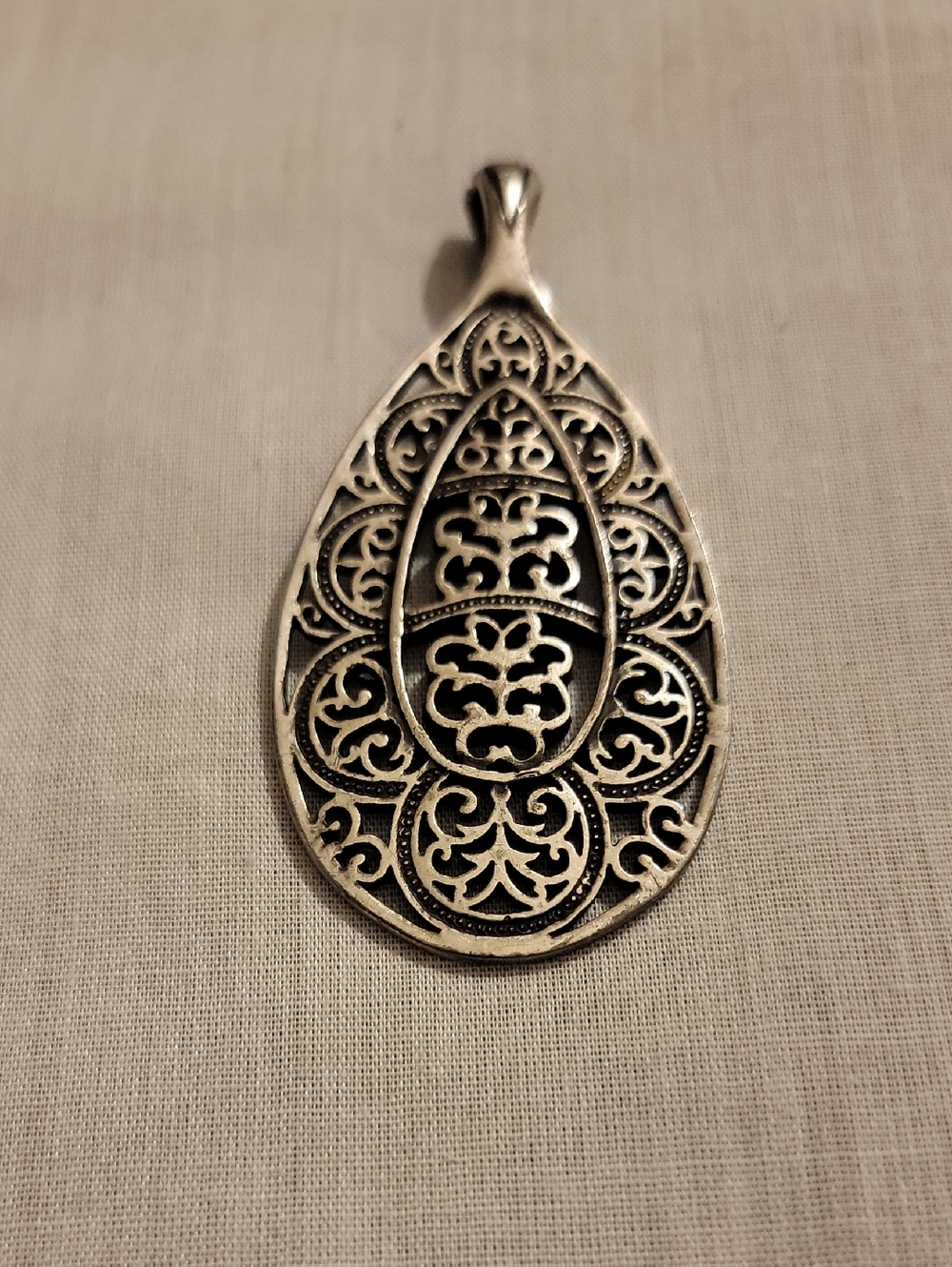 Vintage Silver-Tone Filigree Teardrop Pendant - Elegant Women Jewelry